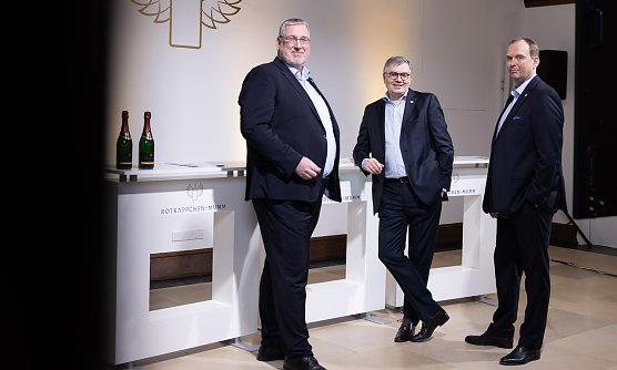 Die Gesch&auml;ftsf&uuml;hrer Christof Queisser CEO � Vorsitzender der Gesch&auml;ftsf&uuml;hrung, Frank Albers CFO � Gesch&auml;ftsf&uuml;hrer Controlling, Finanzen, IT, Personal und Dr. Mike Eberle COO � Gesch&auml;ftsf&uuml;hrer Produktion, Qualit&auml;tsmanagement, Technik, Einkauf, Supply-Chain-Management (Foto: Mumm)
