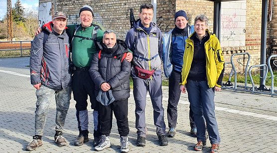 Am Ziel 99 Kilometer weiter und 25 Stunden sp&auml;ter am S-Bahnhof Halle-Nietleben, - jetzt mit Verst&auml;rkung aus der Lutherstadt Eisleben. Endlich blauer Himmel und Sonnenschein. (Foto: B.Schwarzberg)