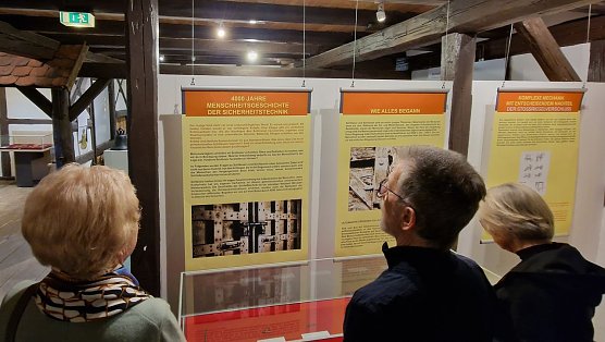 "Hinter Schloss und Riegel" - am Samstagnachmittag wurde die neue Ausstellung in Tabakspeicher er&ouml;ffnet. (Foto: nnz)