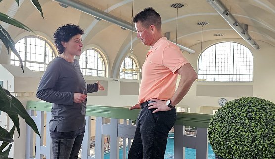 Steffi Rollfinke und Badehaus-Chef Jens Eisenschmidt im Gespr&auml;ch (Foto: Badehais Nordhausen )
