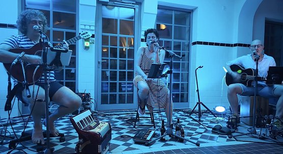 Die Sitzgruppe sa&szlig; am Beckenrand  (Foto: Badehaus)