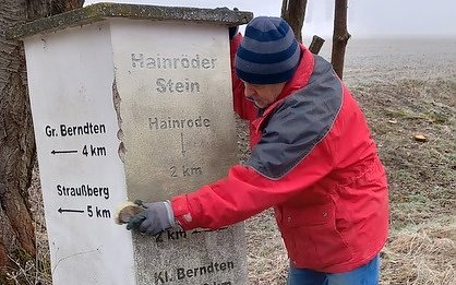 Fr&uuml;hjahrsputz am Wegestein (Foto: G.Zeitler)