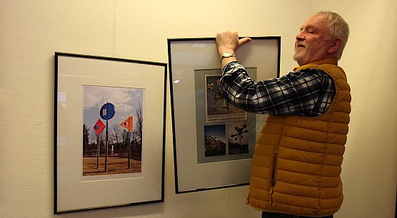 Lutz Martin Fgulla h&auml;ngt seine Werke in der Galerie selbst auf (Foto: HG Backhaus)