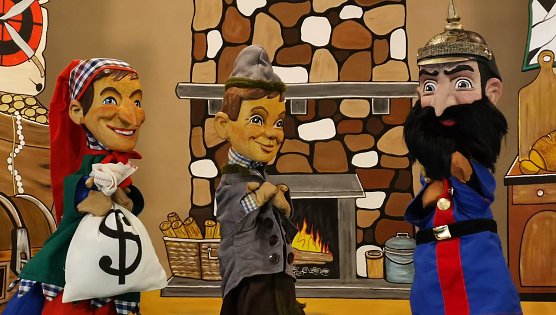 Der Räuber Hotzenplotz in seiner Höhle mit Kasper, Seppel und dem Lösegeld (Foto: A.Nolting) Der Räuber Hotzenplotz in seiner Höhle mit Kasper, Seppel und dem Lösegeld (Foto: A.Nolting)