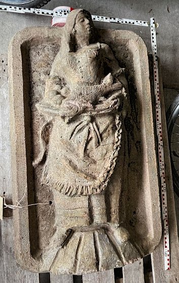 Aufgefundene Reliefplatte (Foto: Landespolizeiinspektion Nordhausen)