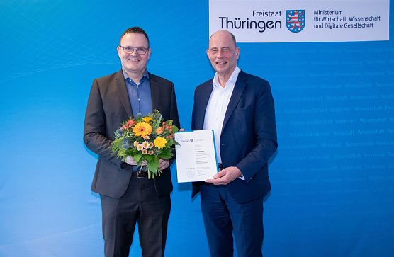 Wissenschaftsminister Wolfgang Tiefensee &uuml;bergibt Prof. Dr. J&ouml;rg Wagner die Ernennungsurkunde zum Pr&auml;sidenten der Hochschule Nordhausen (Foto: TMWWDG)