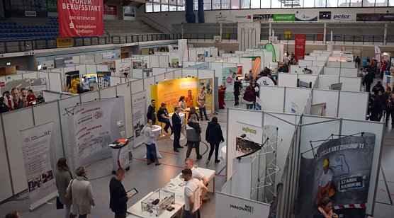 Die Wiedigsburghalle w&auml;hrend eines fr&uuml;heren Forum Berufsstart  (Foto: nnz-Archiv)