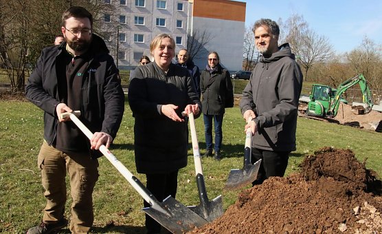 Spatenstich f&uuml;r den "Nordpark", v.l.: Bauleiter Robert Framke von der Firma Alpina, Landschaftsarchitektin Sonja Griebenow vom Planungsb&uuml;ro Linnea und Oberb&uuml;rgermeister Kai Buchmann (Foto: agl)