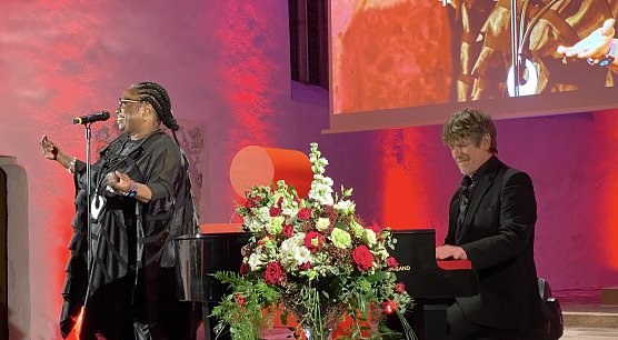 Kulturelle Umrahmung durch das ehemalige "Weather Girl" Dorrey Lyles  (Foto: oas)