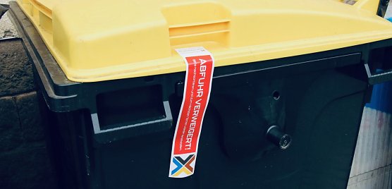 Abfuhr verweigert - wer nicht ordentlich trennt, kann auf seinem Müll sitzen bleiben (Foto: agl) Abfuhr verweigert - wer nicht ordentlich trennt, kann auf seinem Müll sitzen bleiben (Foto: agl)