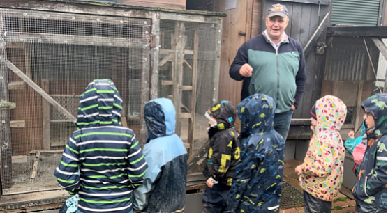 Mario H&ouml;pfner erkl&auml;rt den Herreder Zeinb&ouml;ckchen Wissenswertes &uuml;ber Tauben (Foto: Gregor Puls)