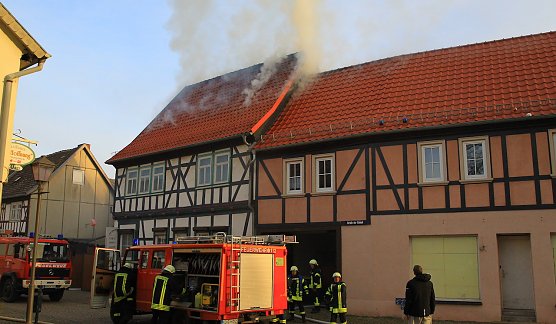Ein Brand zerst&ouml;rte gestern ein Wohnhaus in Heringen (Foto: S.Dietzel)