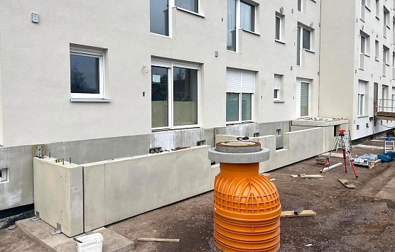 Aktuell werden am Wohnblock in der Dr. Robert-Koch-Stra&szlig;e Balkone gestellt. (Foto: SWG Nordhausen/Gr&uuml;neberg)