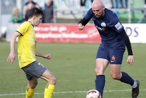 Doppeltorsch&uuml;tze Felix Schwerdt im Zweikampf (Foto: FSV Wacker 90)