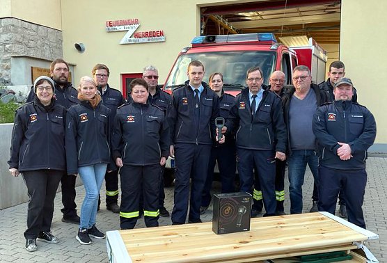 Übergabe der Wärmekamera (Foto: Förderverein) Übergabe der Wärmekamera (Foto: Förderverein)