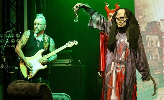 l.h. Jimmy Ghee beim Rocktheater "Faust n Roll" nach Goethe im Stocksen in Sondershausen (Foto: Eva Maria Wiegand)