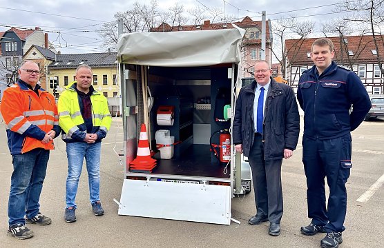 Ralf Stade, Meister Stra&szlig;enbahninstandhaltung; Stefan L&auml;nger, Betriebsleiter Stra&szlig;enbahnverkehr; Thorsten Schwarz, Gesch&auml;ftsf&uuml;hrer von den Nordh&auml;user Verkehrsbetrieben und Matthias Gropengie&szlig;er, stellv. Amtsleiter der Nordh&auml;user Berufsfeuerwehr (v. l. n. r) schauten sich den neuen Havarieanh&auml;nger an (Foto: Stadtverwaltung Nordhausen)
