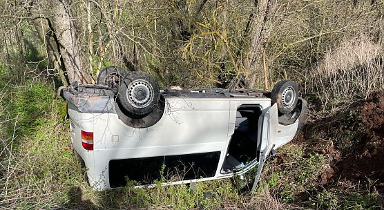 Verunfallter Transporter bei Herreden  (Foto: Polizei)