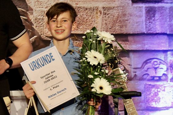 Niklas Dorsch vom Arterner Turnverein gewinnt den 1. Platz in der Kategorie Einzelsportler 2020/2022 (Foto: Eva Maria Wiegand)