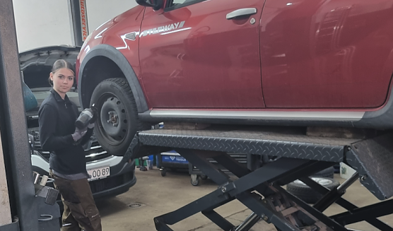 Mit 15 in der Werkstatt - Lilith hat beim "Girls Day" beim Autoservice G&uuml;lland reingeschnuppert (Foto: Sina G&uuml;lland )