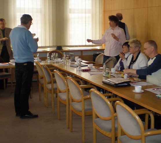 Diskussion auch in den Pausen (Foto: H. Buntfuß) Diskussion auch in den Pausen (Foto: H. Buntfuß)