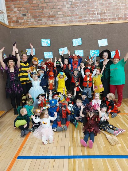 Buntes Treiben bei den Burgspatzen zum Fasching (Foto: Diana R&ouml;pcke)