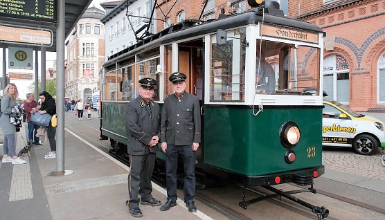 Bahnhofsfest mit echten Eisenbahnern. Hier vor der Traditionsstra&szlig;enbahn (Foto: P.Blei)