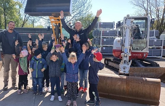 Kinder besuchten die gro&szlig;en Bagger (Foto: N.Klante)