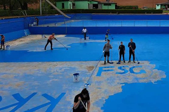 Arbeitseinsatz beim Sponsor: Salzas Jugendkicker im Freibad (Foto: FSG Salza 99) Arbeitseinsatz beim Sponsor: Salzas Jugendkicker im Freibad (Foto: FSG Salza 99)