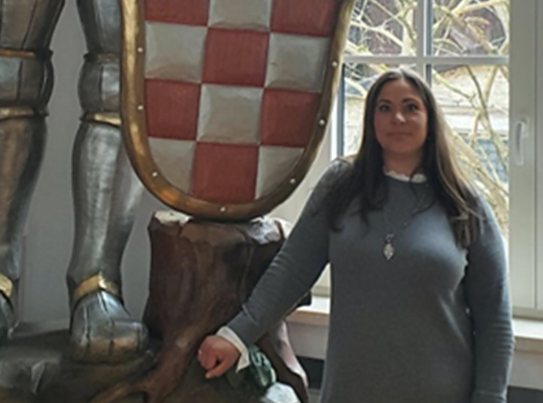 Franziska He&szlig;ler vor dem Bleicher&ouml;der Schneckenhengst im Kulturhaus Bleicherode (Foto: Verein f&uuml;r Regionalentwicklung)