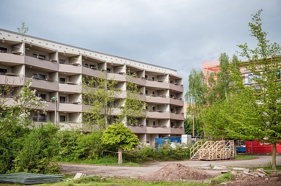 Blick auf den Wohnblock Ludwig in der Dr.-Robert-Koch-Straße (Foto: IBA Thüringen/Thomas Müller) Blick auf den Wohnblock Ludwig in der Dr.-Robert-Koch-Straße (Foto: IBA Thüringen/Thomas Müller)