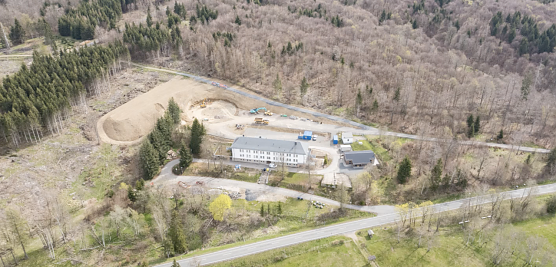 Ganz so hoch wie hier die Drohne fliegt wird man mit dem Turm nicht kommen, im Video ist der ungef&auml;hre Ausblick in der passenden H&ouml;he nachvollziehbar (Foto: Pressestelle Landratsamt/A. Liesegang)