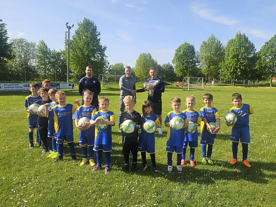 Freude &uuml;ber neue Trainingsb&auml;lle bei den F-Junioren der Spielvereinigung Auleben/G&ouml;rsbach (Foto: Franziska Bernsdorf, Stadtwerke)