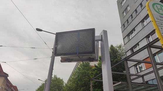Besch&auml;digte Anzeigentafel in der T&ouml;pferstra&szlig;e (Foto: Peter Blei)