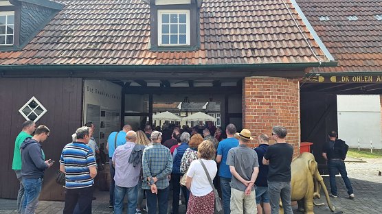 Technische Aspekte der Kornbrennerei wurden bei einer F&uuml;hrung erl&auml;utert (Foto: nnz)