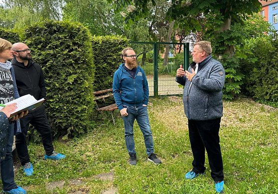Thomas Schr&ouml;der (r.), Pr&auml;sident des deutschen Tierschutzbundes besuchte das Nordh&auml;user Tierheim (Foto: Tierschutz Nordhausen)