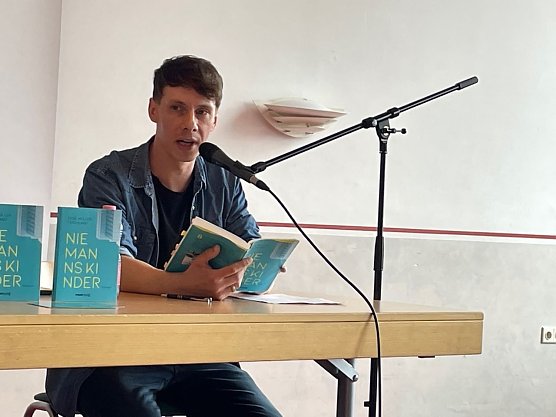 Ren&eacute; M&uuml;ller-Ferchland las in der Aula des Herder-Gymnasiums aus seinem zweiten Roman (Foto: Herder-Gymnasium)
