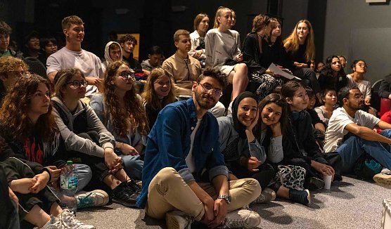 Erwartungsvoll Stimmung im Jugendclubhaus (Foto: S.Tetzel)