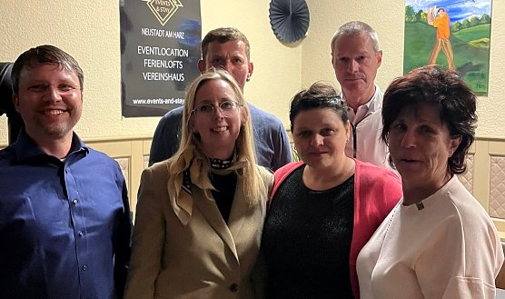 Neu gew&auml;hlter Vorstand: hinten Andreas Meyer, Kurt Barth (v.r.n.l.) Vorn Martina Watterodt, Anja Barth, Ilka Drowe-Burkhardt, Ren&eacute; Hagenfeld (v.r.n.l.) (Foto: A.Barth)