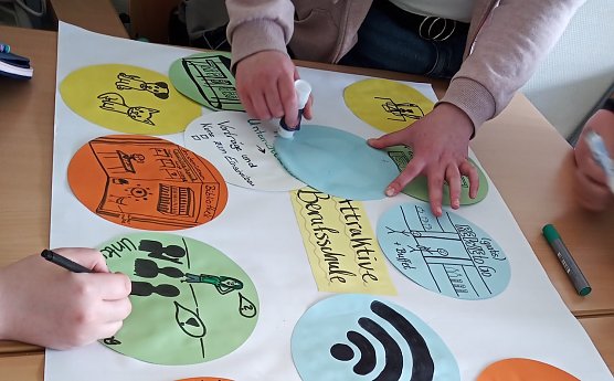 Projektwoche ins der Pflegeausbildung (Foto: C. Ostwald & R. Löffler) Projektwoche ins der Pflegeausbildung (Foto: C. Ostwald & R. Löffler)