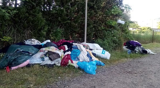 Diese Stoffberge, die noch gut verwertbare Kleidungsst&uuml;cke enthalten, w&auml;ren anderweitig besser aufgehoben. (Foto: Anton Adlerauge)