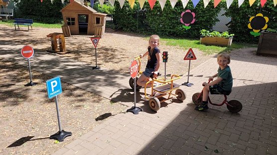 Neues Verkehrsspielzeug für die Domschlösschen-Kinder (Foto: Förderverein) Neues Verkehrsspielzeug für die Domschlösschen-Kinder (Foto: Förderverein)