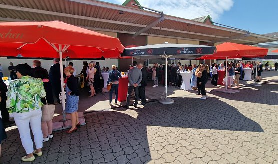 Die Mitarbeiter des Unternehmens sowie G&auml;ste waren zur Geburtstagsfeier gekommen (Foto: nnz)