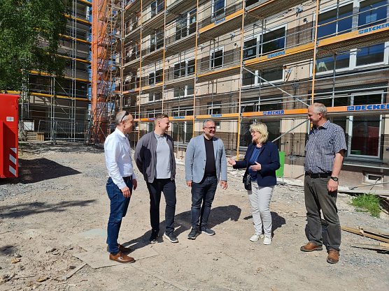 v.l.: Alexander M&ouml;hne, Dominic Seidel, Maurice Fiedler, Inge Klaan und Carsten Gr&uuml;nberg vor der Baustelle in Nordhausen Nord (Foto: SWG Nordhausen/Susanne Schedwill)