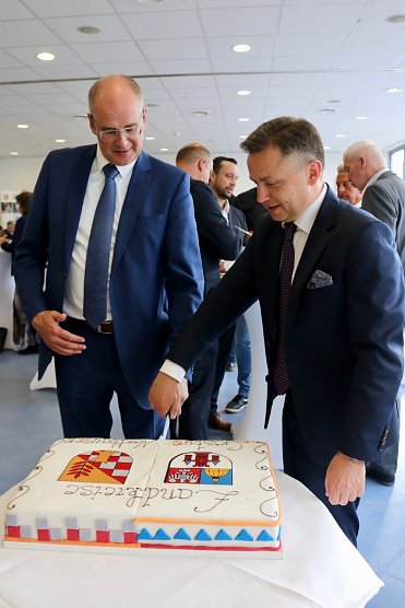 Zur Feier des Tages gab es auch kulinarische K&ouml;stlichkeiten aus beiden Regionen und nat&uuml;rlich ein ordentliches St&uuml;ck Kuchen (Foto: Pressestelle Landratsamt)