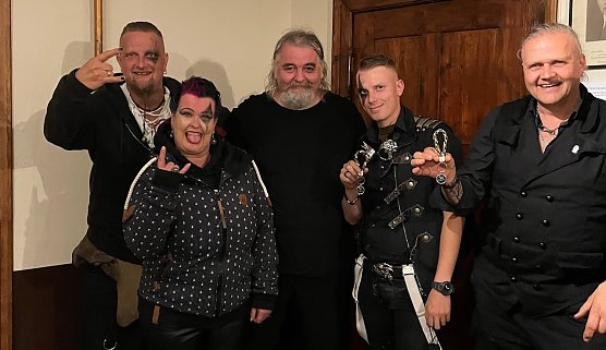 The Scruffy Mutts posieren schon in der Tradi: Am 1. Juli spielen sie dort auf (Foto: Scruffy Mutts)