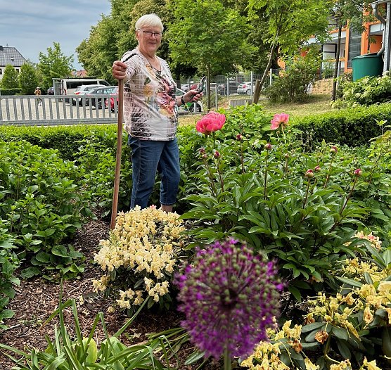 Ursula Fransen liebt das Gr&uuml;n und Blumen vor dem Haus. Das G&auml;rtnern und die Bewegung an frischer Luft hielten sie fit und gesund, ist die 83-J&auml;hrige &uuml;berzeugt. (Foto: Daniel Schneider)