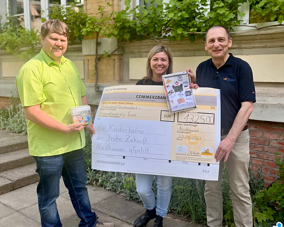   v.l.: Riccardo Ro&szlig;mell (Gesch&auml;ftsf&uuml;hrer Pflegedienst Modus Pflegeprojekt 24), Frau Nadin Decker-Ziesenhenne (Bereichsleitung der Superbienen), Gert Bufe (Gesch&auml;ftsf&uuml;hrer Frohe Zukunft Nordhausen) (Foto: PLUSGRAD)