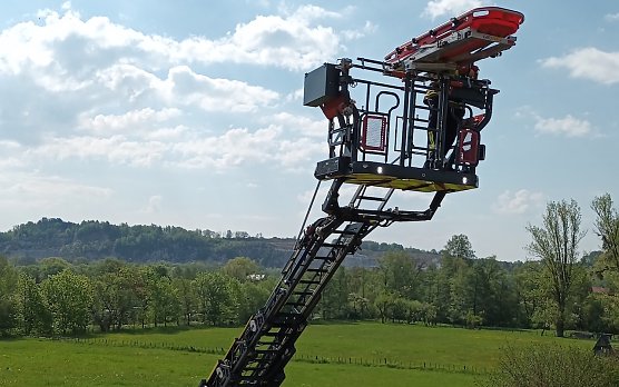 Gemeinsame Fortbildung Rettungsdienst und Feuerwehr (Foto: Katrin Heidelberg) Gemeinsame Fortbildung Rettungsdienst und Feuerwehr (Foto: Katrin Heidelberg)
