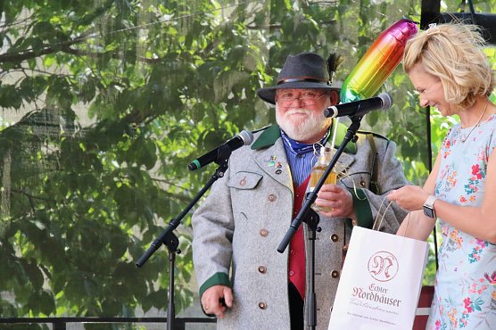 Hardy Sch&ouml;nau hat seine Feuerprobe als oller Ewerschberch mit ruhigem Puls &uuml;ber die B&uuml;hne gebracht (Foto: agl)